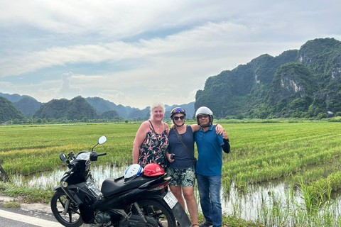 نينه بينه: غروب الشمس من كهف موا ومشي هوا لو ليلاًسيارة جيب قديمة للجيش الأمريكي