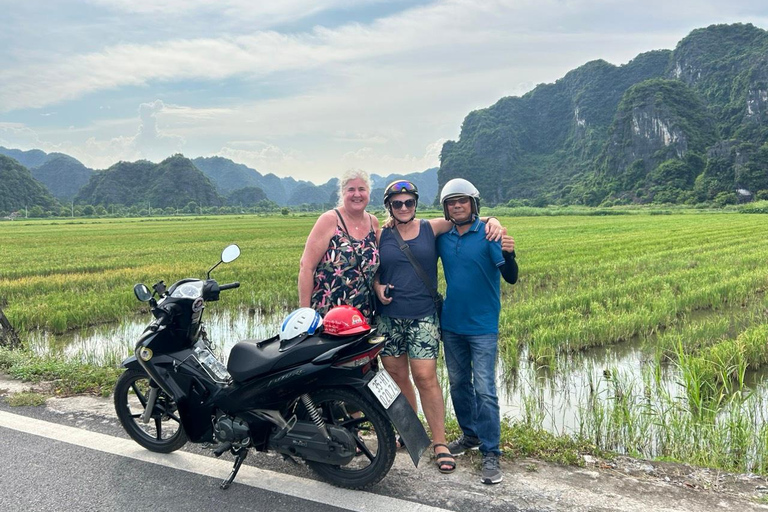 نينه بينه: غروب الشمس من كهف موا ومشي هوا لو ليلاًسيارة جيب قديمة للجيش الأمريكي