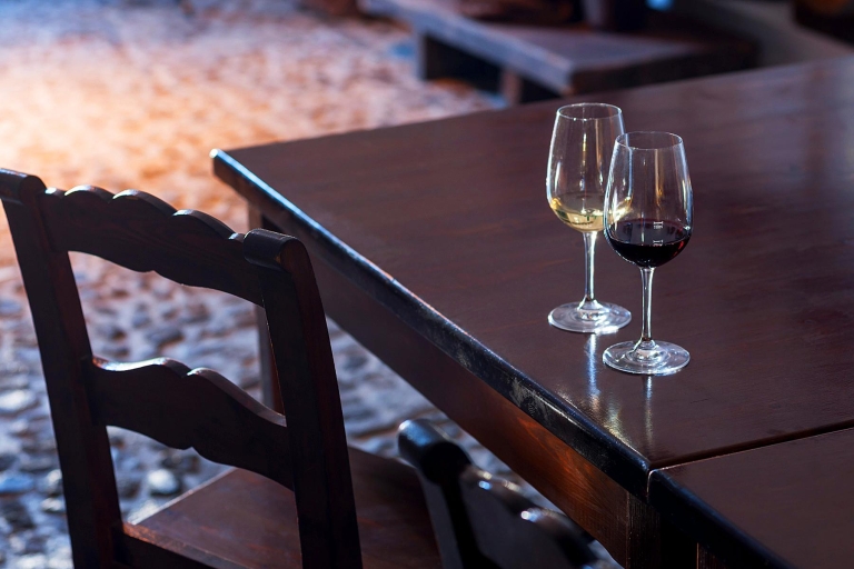 Santorini: tour de comida griega y cata de vinosTour privado de comida griega y cata de vinos