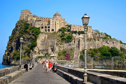 De Nápoles: Passeio de um dia em Ischia com passagens de balsa e almoçoDe Nápoles: Viagem de 1 dia a Ischia com ingressos para a balsa e almoço