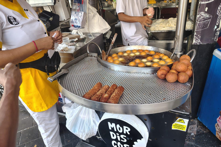 Medellín: Tour guiado a pie con paradas gastronómicas