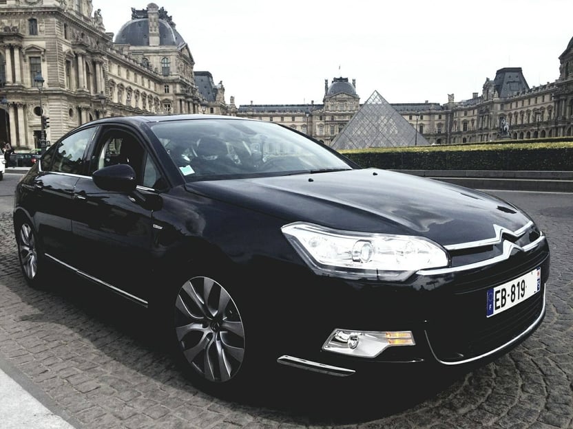 Paris: Privater Flughafentransfer vom/zum Flughafen Beauvais