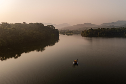 Sigiriya: Wewela Lake Private Boat Sailing Picnic Dining