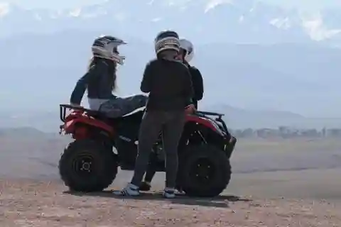 Marrakech: Tour in cammello e quad con tramonto, cena e spettacolo