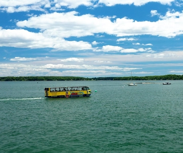 Portland: Land and Sea Tour Duck Tour with a Guide