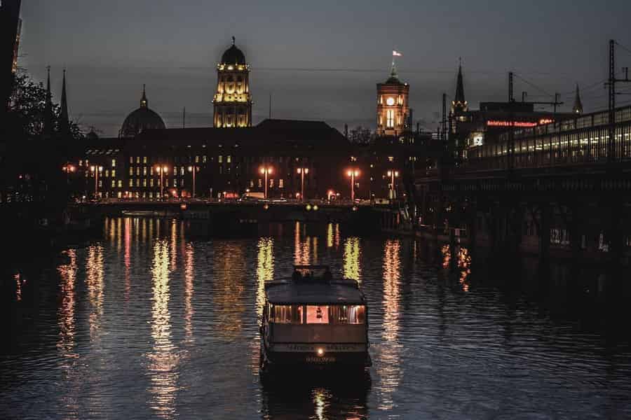 Berlin: Weihnachts-Bootsfahrt mit Glühwein und Gebäck. Foto: GetYourGuide Berlin: Weihnachts-Bootsfahrt mit Glühwein und Gebäck. Foto: GetYourGuide