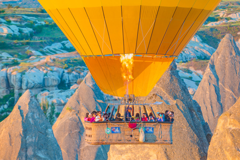 Kappadokien: Sonnenaufgang Heißluftballonfahrt und Tagestour