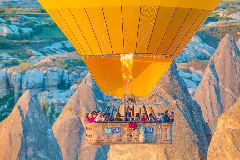 Kappadokien: Sonnenaufgang Heißluftballonfahrt und Tagestour