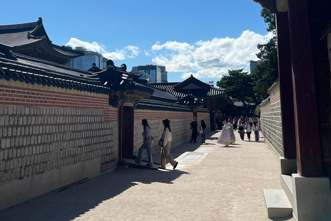 Walking through the heart of Seoul. Tour in Spanish