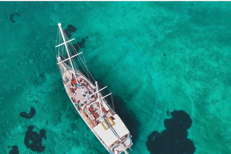 Athens: 5-Hour Swimming Cruise with Lunch & Drinks