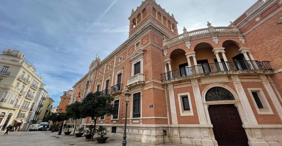 "Old Town" Private Guided Tour on Bike, E-Bike or E-step