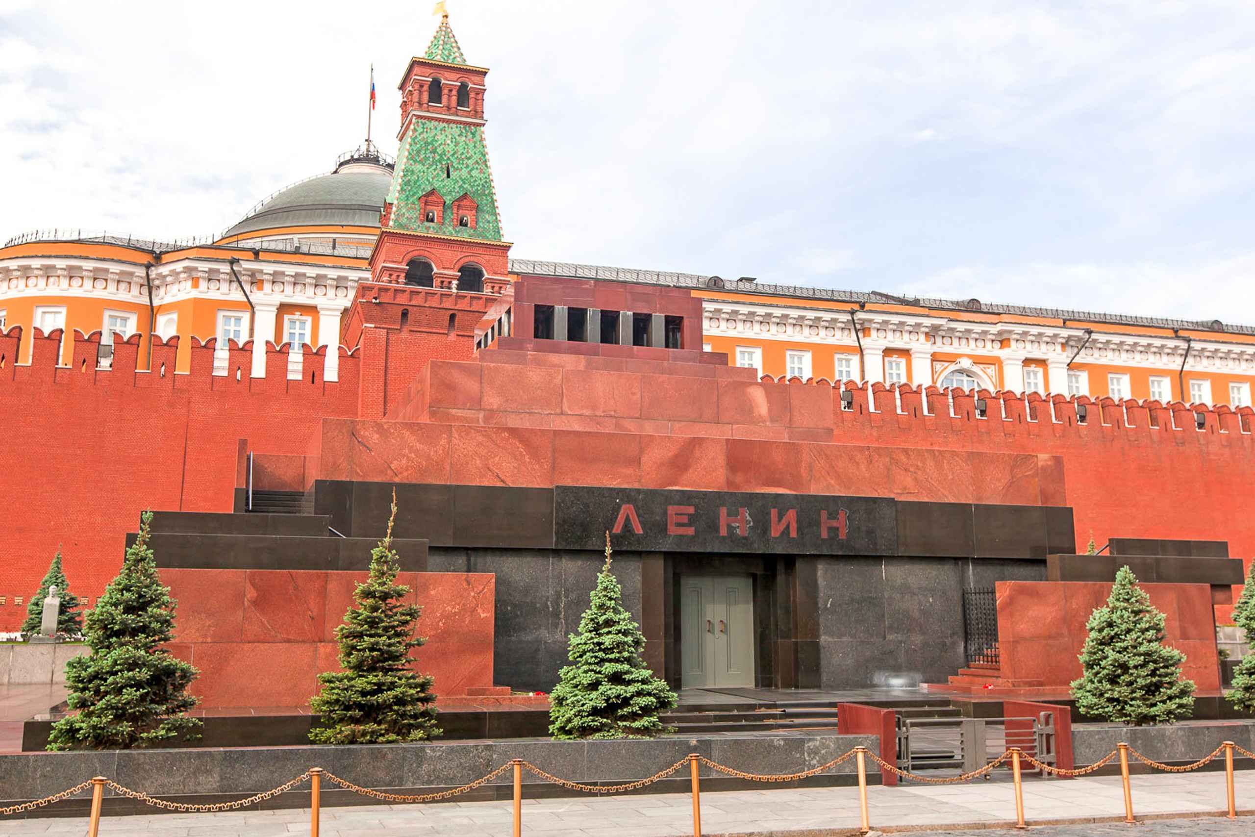 Экскурсия ленин. Мавзолей в.и Ленина на красной площади в Москве. Мавзолей Ленина Московского Кремля. Ленин в Кремле в мавзолее. Мавзолей Ленина (красная площадь) Щусев.