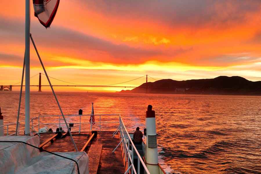 San Francisco: Bootsfahrt bei Sonnenuntergang/Dämmerung. Foto: GetYourGuide