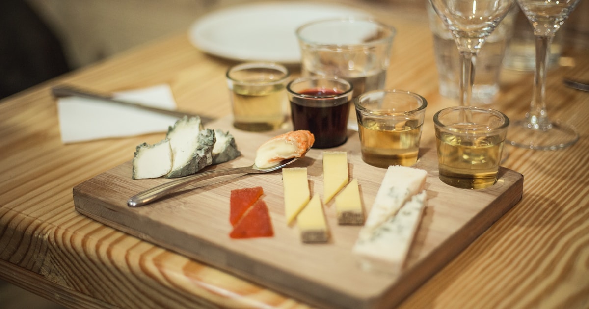 París degustación introductoria de queso y vino francés GetYourGuide