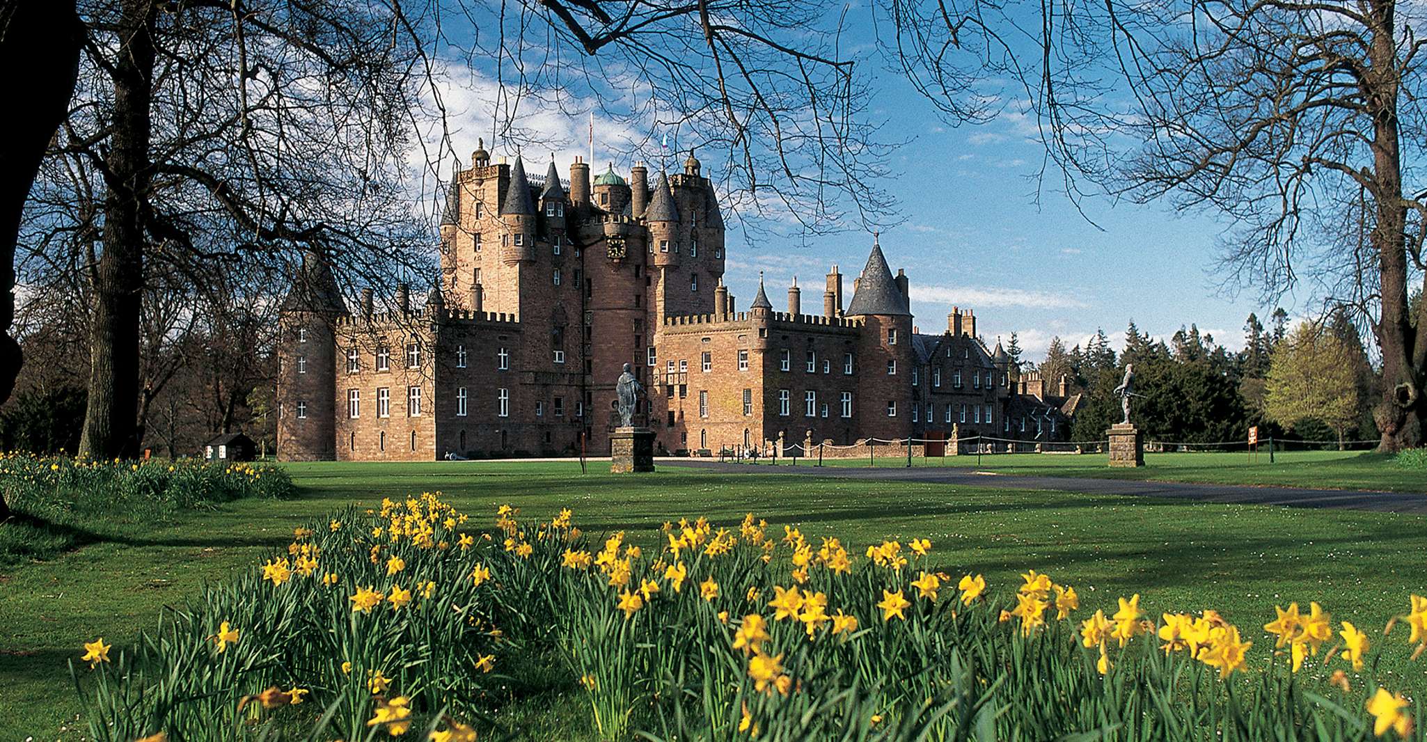 De Edimburgo, Glamis y Dunnottar Castillos Tour en español - Hizvo