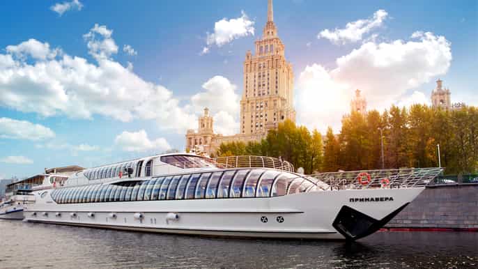 along the moscow river private boat trip