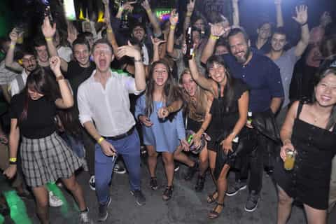 Buenos Aires Pub Crawl: With Free Drinks and Free Pizza