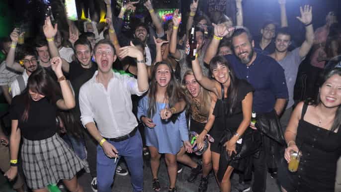 buenos aires pub crawl with free drinks and free pizza