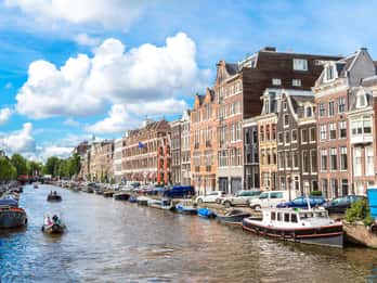Amsterdam: Grachtenfahrt in einem kleinen offenen Boot Amsterdam: Grachtenfahrt in einem kleinen offenen Boot