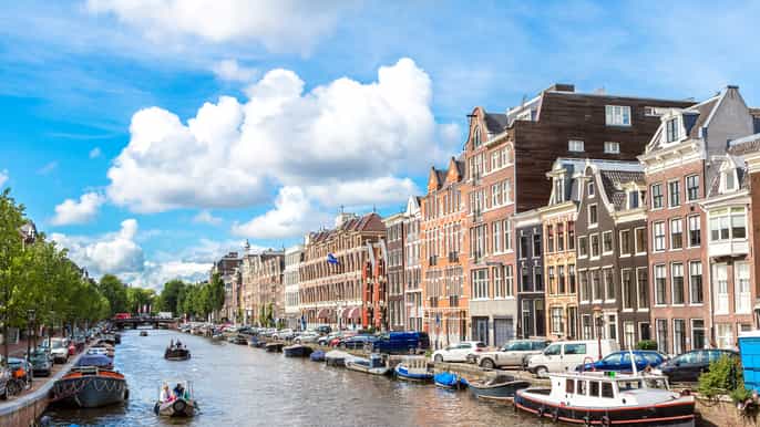 amsterdam küçük bir açık tekneyle kanal gezintisi