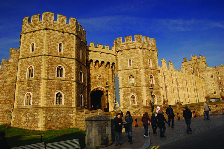 From London: Windsor Castle and Stonehenge Day TripTour in Spanish with Stonehenge Entry Included