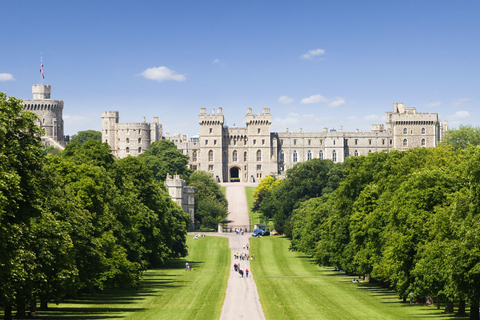 From London: Windsor Castle and Stonehenge Day TripTour in Spanish with Stonehenge Entry Included