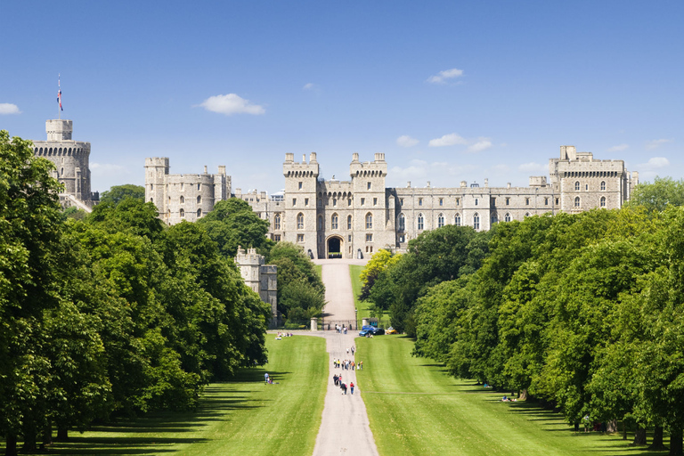 From London: Windsor Castle and Stonehenge Day Trip Tour in Spanish with Entrance Fees Included