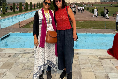 Depuis Delhi : visite du Taj Mahal avec guide fémininExcursion avec un guide touristique local féminin bien informé.
