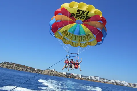 Santa Eulària des Riu: Parasailing-Bootstour mit Getränken