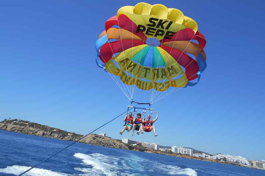 Santa Eulària des Riu: Parasailing-Bootstour mit Getränken. Foto: GetYourGuide