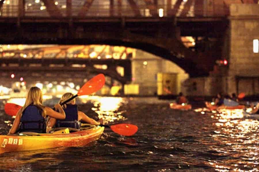 Chicago: Geister und Gangster – Nacht-Kajaktour. Foto: GetYourGuide