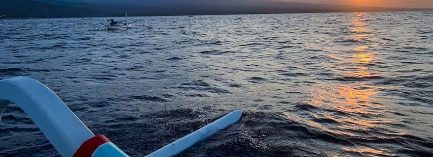 Croisière au coucher du soleil en jukung à Amed (Bali) avec le mont Agung en toile de fond