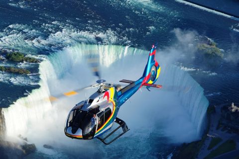 Helicóptero sobre las cataratas del Niágara en Canadá