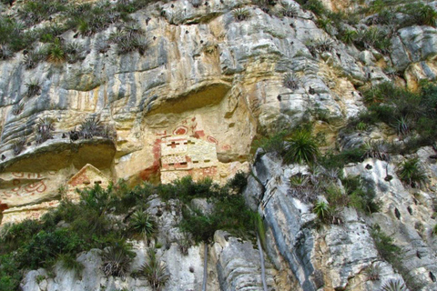 Chachapoyas: Revash Mausoleums en Museum van Leymebamba