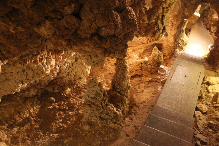 Unterirdische Höhlenwanderung in Budapests berühmteste HöhlenBudapest: 3-stündige, unterirdische Höhlenwanderung