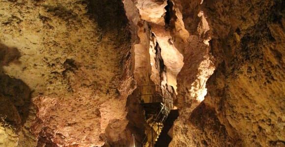 Budapest: Semlő-hegyi & Pál-völgyi Caves Guided Walking Tour