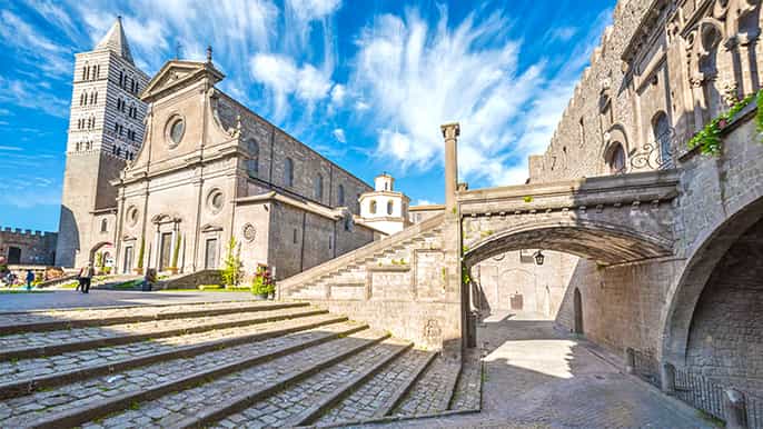viterbo guided tour with cathedral priori palace entrance