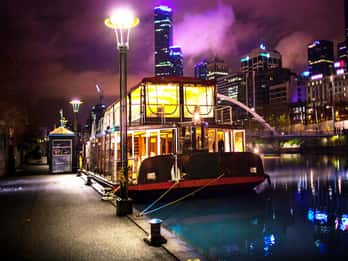 Spirit of Melbourne: 4-Gang-Bootsfahrt mit Getränken Spirit of Melbourne: 4-Gang-Bootsfahrt mit Getränken