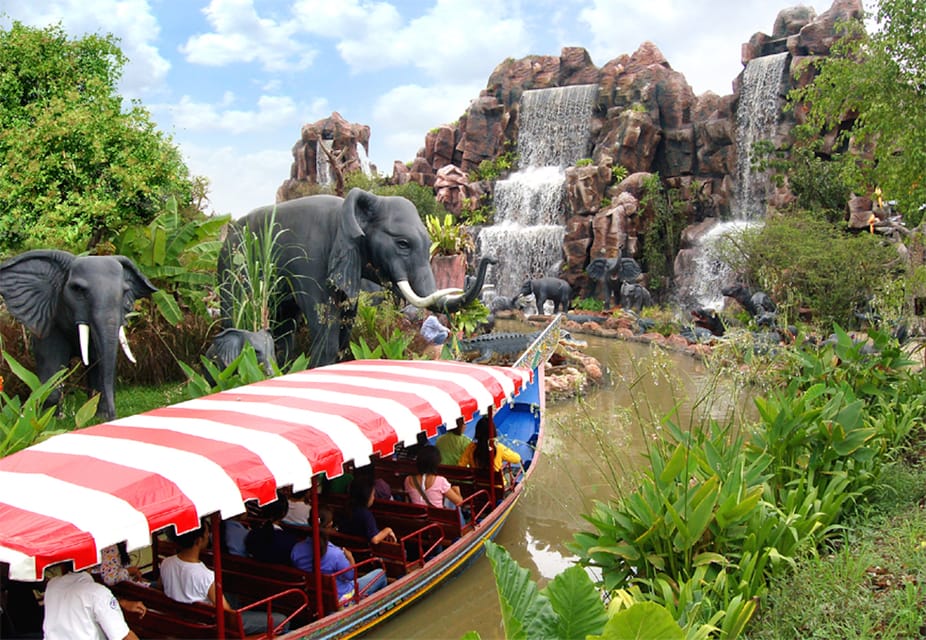 Free park buses by entrance gate, Siam Park Water Kingdom Theme