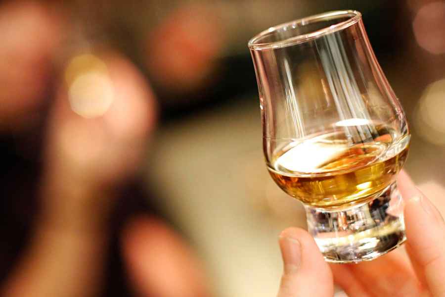 Edinburgh: Whisky-Verkostung mit traditioneller Erzählkunst