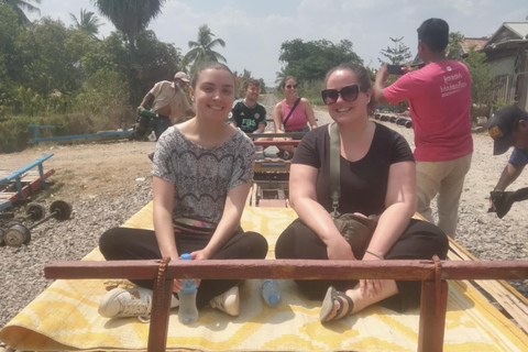 Battambang: escursione alla grotta dei pipistrelli con giro sul treno di bambùTreno serale Bamboo Train, pioggia, grotta dei pipistrelli giganti e grotta dei pipistrelli