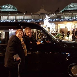 London: Se vakre julelys fra en ikonisk svart drosje