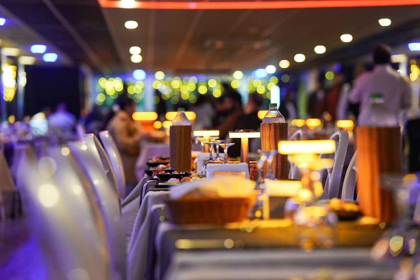 Istanbul: Bosporus-Dinner-Schifffahrt mit unbegrenzten Softdrinks und Live-Show