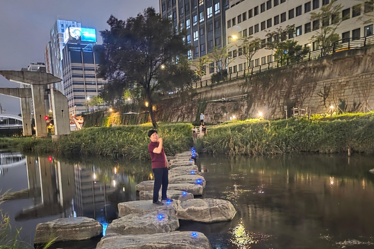 Seoul: Deoksugung Palace Night Tour with Guide