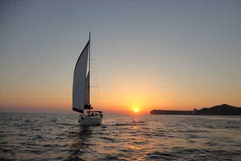 Santorini Caldera: Sunset Sailing Cruise with Meal