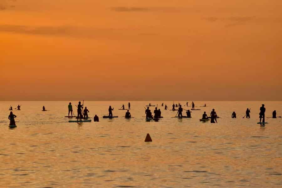 Barcelona: Paddleboard bei Sonnenaufgang. Inkl.: Lehrer, Fotos/Videos, Material, Ausrüstung.