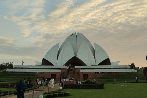 Delhi: Lotus Temple Sunrise Walking Tour with Guide