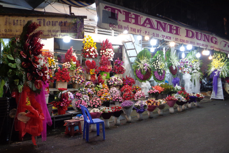 Excursão gastronômica à meia-noite em Saigon de moto