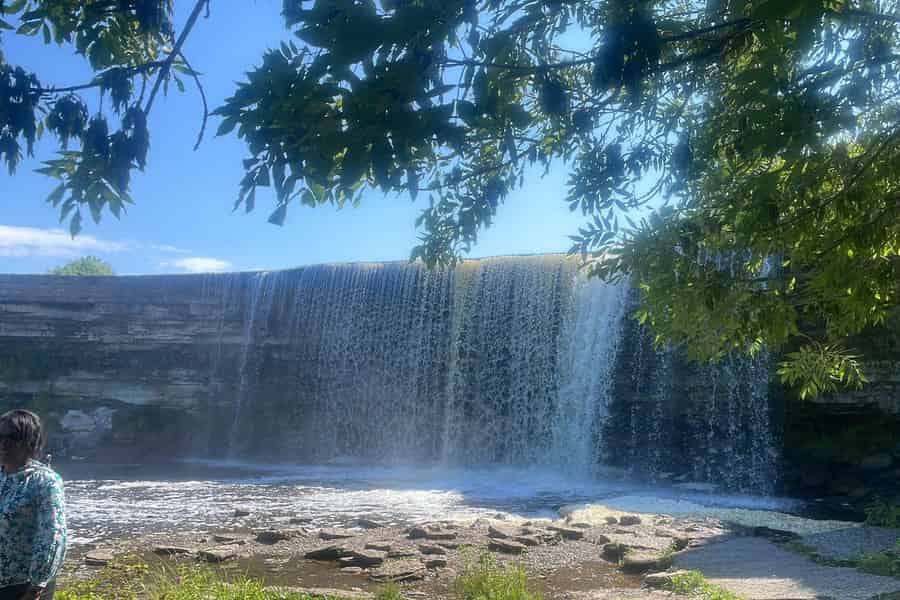 Von Tallinn aus: Tour zum Jägala-Wasserfall und zum Landkreis Harju. Foto: GetYourGuide