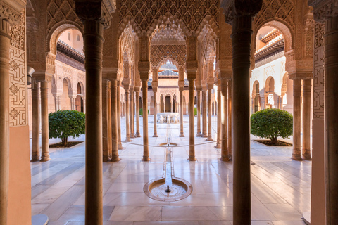 Granada: tour guiado de 3 horas a la Alhambra y los jardines del GeneralifeGranada: tour guiado 3 h Alhambra y jardines del Generalife